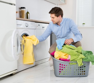 Wkładanie prania do pralki parowej