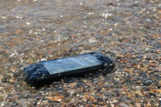 Smartfon zanurzony w wodzie