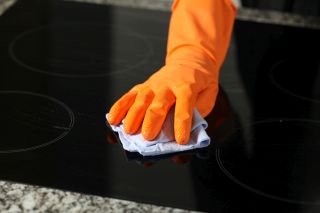 Wycieranie płyty indukcyjnej po czyszczeniu