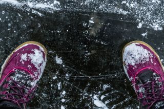 Buty śniegowce na zamarzniętej tafli lodu