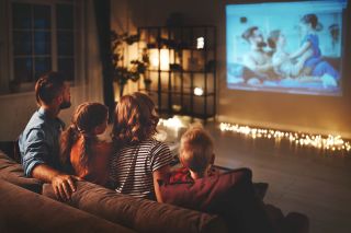 Rodzina ogląda film z projektora 