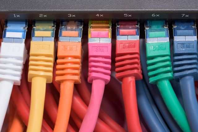 kolorowe kable sieciowe