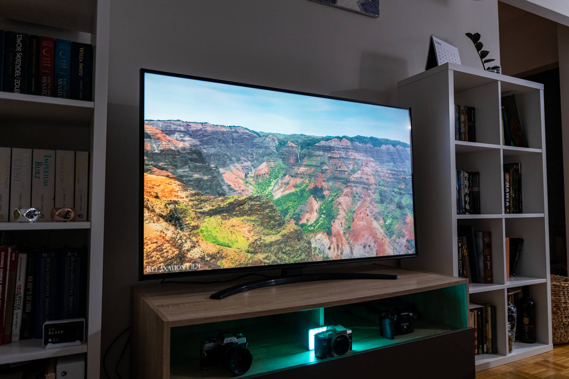LG 50NANO763QA to telewizor, który może się podobać pod kątem wizualnym. Ma atrakcyjne, nowoczesne wzornictwo i można tu przymknąć oko na przeciętne wykonanie obudowy. 