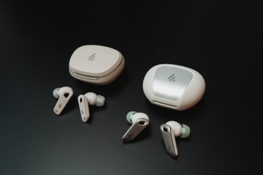 Słuchawki Edifier NeoBuds Pro i NeoBuds Pro 2 obok etui ładujących