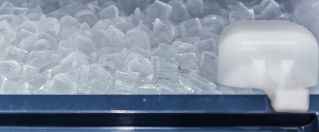 Kostkarka do lodu może tworzyć kostki o różnej wielkości dzięki funkcji regulacji