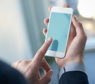 Mężczyzna trzyma zepsuty iPhone