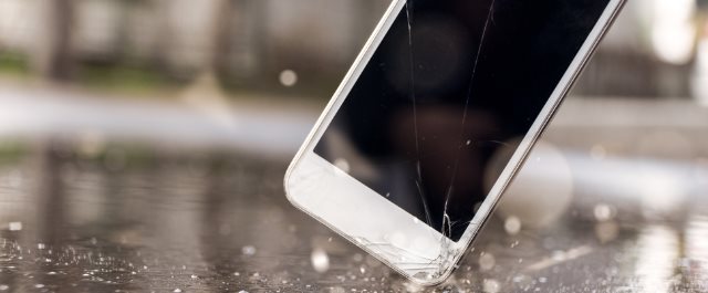 Pęknięty iPhone po upadku na ziemię