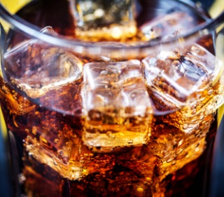 lod&oacute;wka z kostkarką do lodu napoje na lato