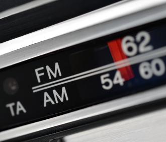 Transmiter FM łączy się z radiem samochodowym dzięki tej samej częstotliwości