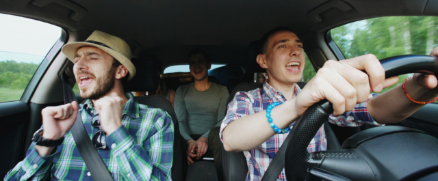 Transmiter FM uniezależnia kierowców i pasażerów od radia samochodowego i pozwala na słuchanie muzyki z przenośnego źródła