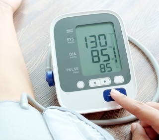 pomiar ciśnienia tętniczego ciśnieniomierzem naramiennym