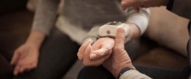 pomiar ciśnienia tętniczego ciśnieniomierzem nadgarstkowym