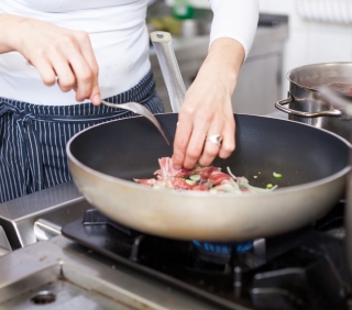 patelnia aluminiowa – jak o nią dbać?