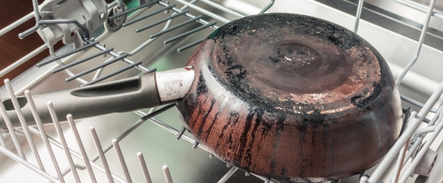 przypalona patelnia – jak umyć?