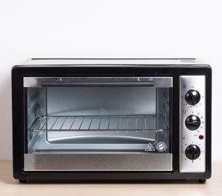 Mini piekarnik elektryczny przypomina wyglądem mikrofalówkę