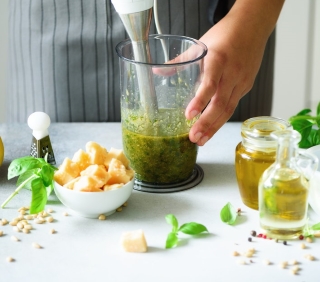 Kobieta przygotowuje koktajl w blenderze kielichowym