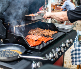 grillowanie na grillu gazowym w ogrodzie