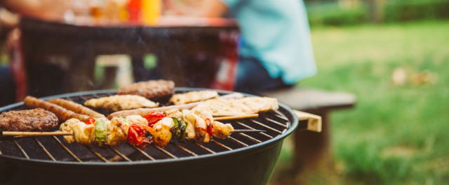 grill węglowy w ogrodzie