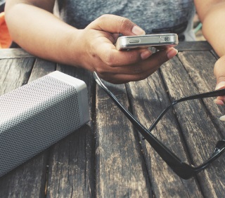 Jak Słuchać Muzyki Z Telefonu Przez Głośnik Bluetooth?