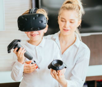 Dziecko w okularach wirtualnej rzeczywistości