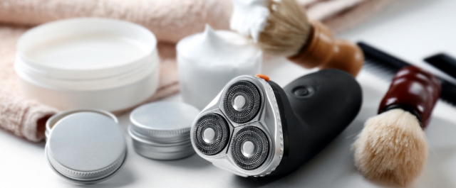 Mężczyzna goli się golarką elektryczną