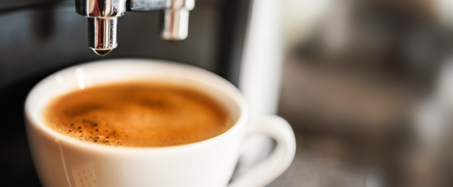 Parzenie espresso w ekspresie do kawy z młynkiem