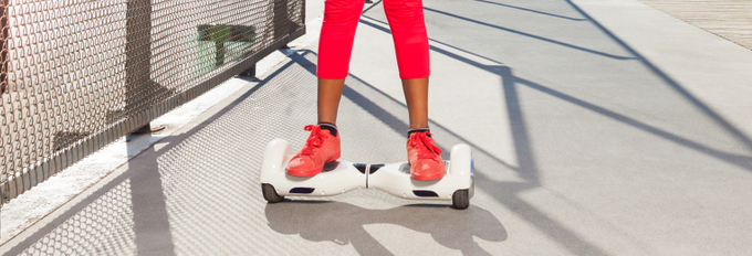 Dziewczyna i chłopak na deskorolkach elektrycznych