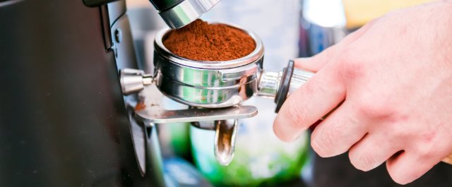 Kawa do ekspresu ciśnieniowego – ziarna i zmielona kawa w kolbie