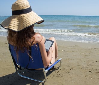 Korzystanie z czytnika e-booków na plaży
