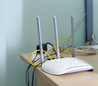 Router Wi-Fi na biurku