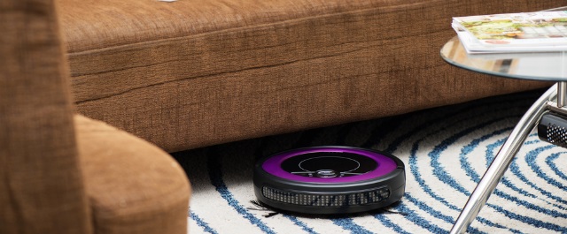 Inteligentny odkurzacz samojezdny w salonie