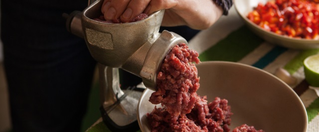 Starodawna maszynka do mielenia mięsa ręczna – niestabilna, ale trwała