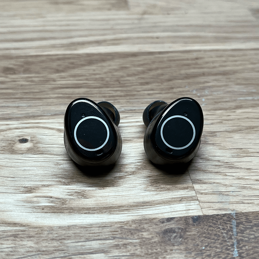 Redukcja dźwięk&oacute;w otoczenia jest też doskonała do rozm&oacute;w, bo pozwala wyraźnie słyszeć drugą osobę nawet w dużym zgiełku. 