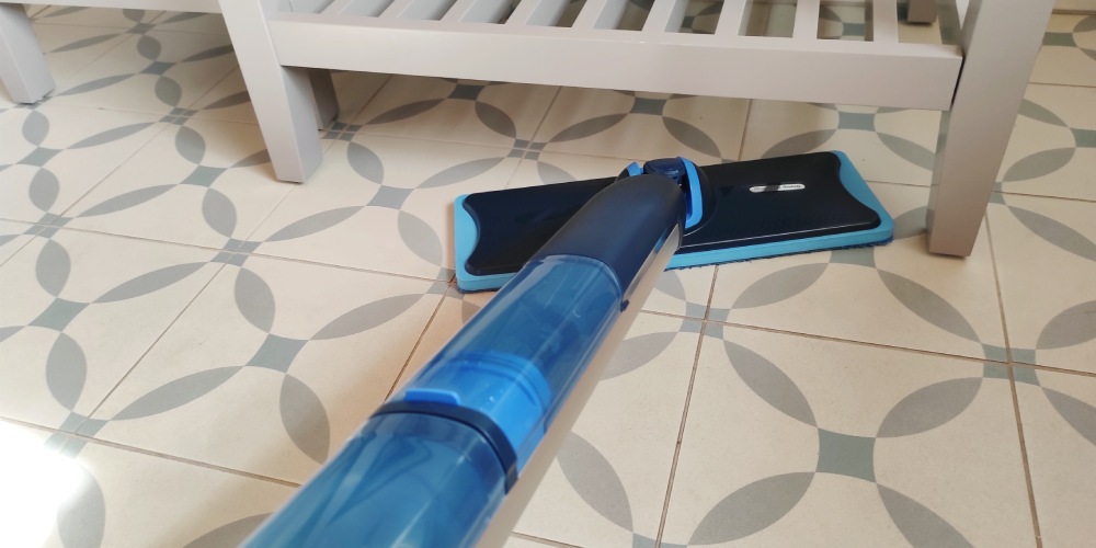 test mopa elektrycznego Philips OneUp 5000 - mop wjeżdża pod szafkę w łazience