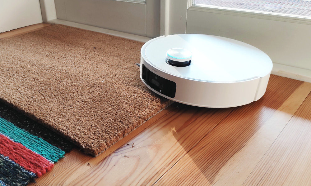 test robota Dreame X50 Ultra Complete robot wjeżdża na wycieraczkę