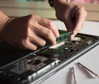 Rozbudowa pamięci RAM w laptopie – montaż pamięci