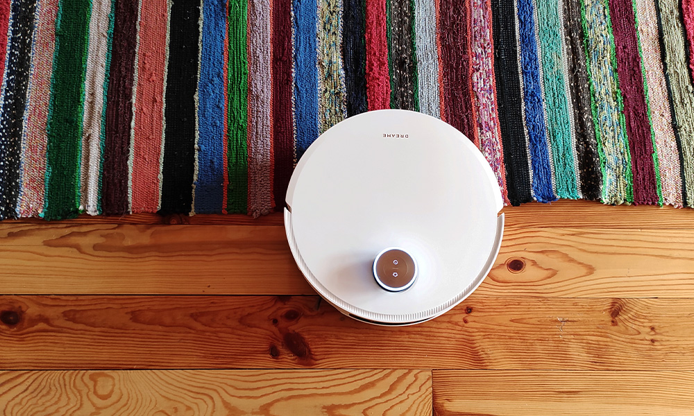 test robota Dreame X50 Ultra Complete robot na dywanie w salonie 