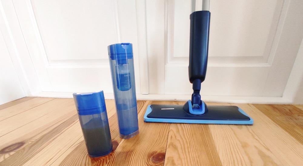 test mopa elektrycznego Philips OneUp 5000 - widok na pojemniki z wodą czystą i brudną