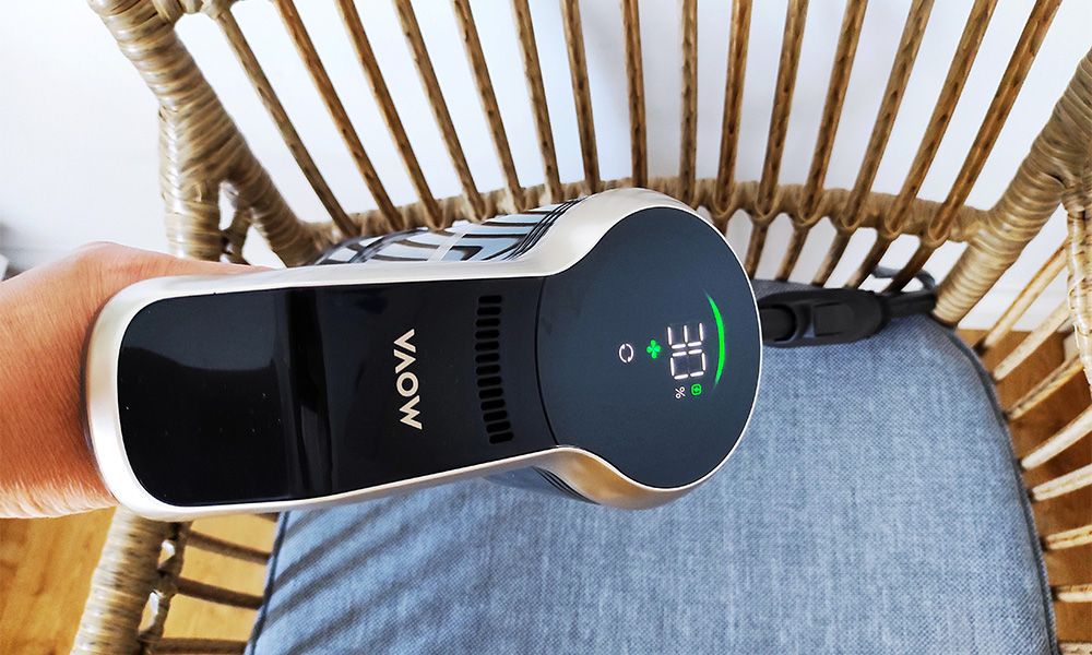 Test odkurzacza Mova S2 Detect - odkurzanie fotela ssawką szczelinową