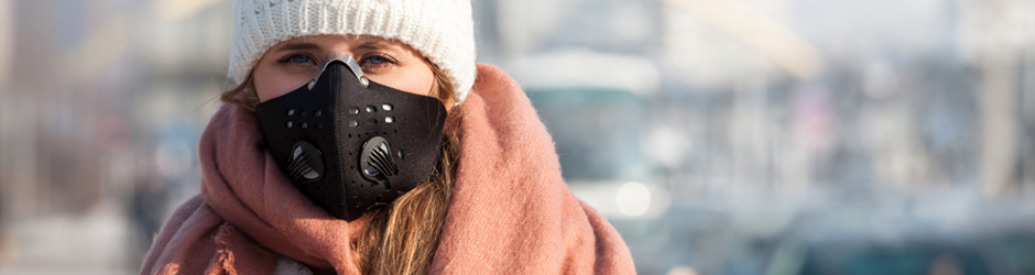 Maska antysmogowa jest coraz częściej widziana w okresie jesienno-zimowym