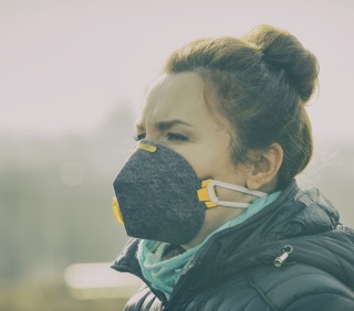 Kobieta w masce antysmogowej