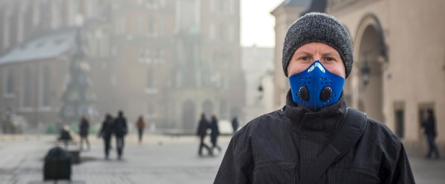 Mężczyzna w sportowej masce przeciwsmogowej