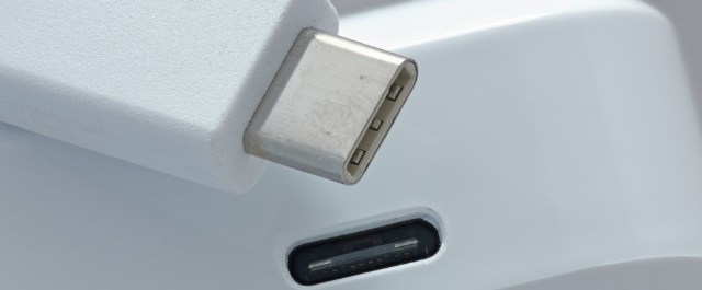 USB typu B charakteryzuje się niemal kwadratowym wtykiem w przeciwieństwie do prostokątnego USB typu A