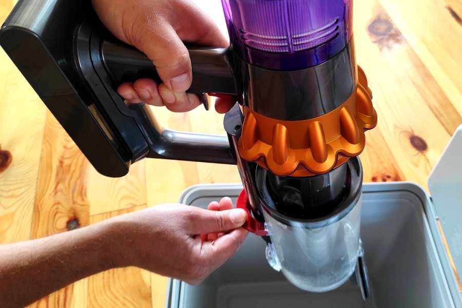 opr&oacute;żnianie zbiornika Dyson V15s