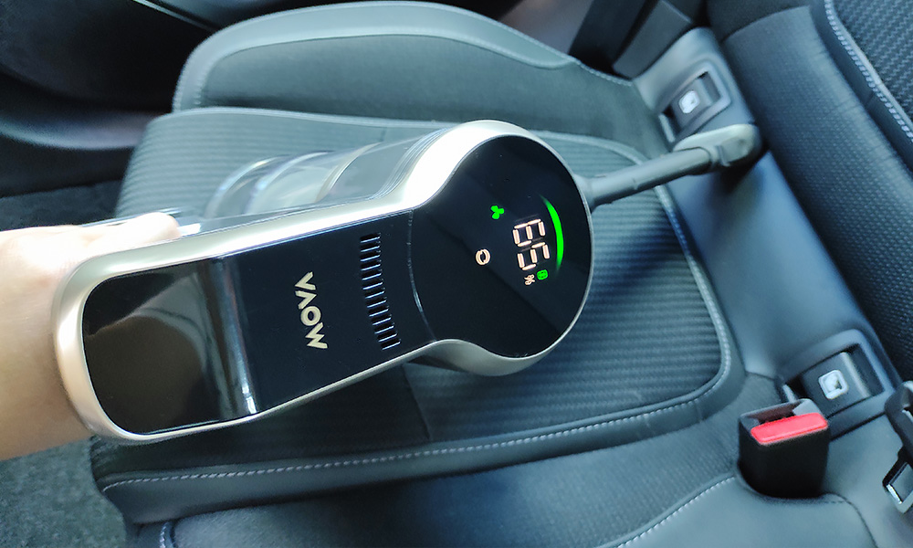 Test odkurzacza Mova S2 Detect - odkurzanie tapicerki w aucie ssawką szczelinową