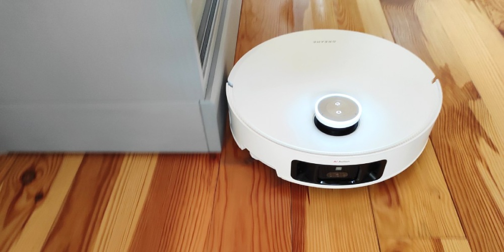 test robota Dreame X50 Ultra Complete robot jedzie przy krawędzi komody