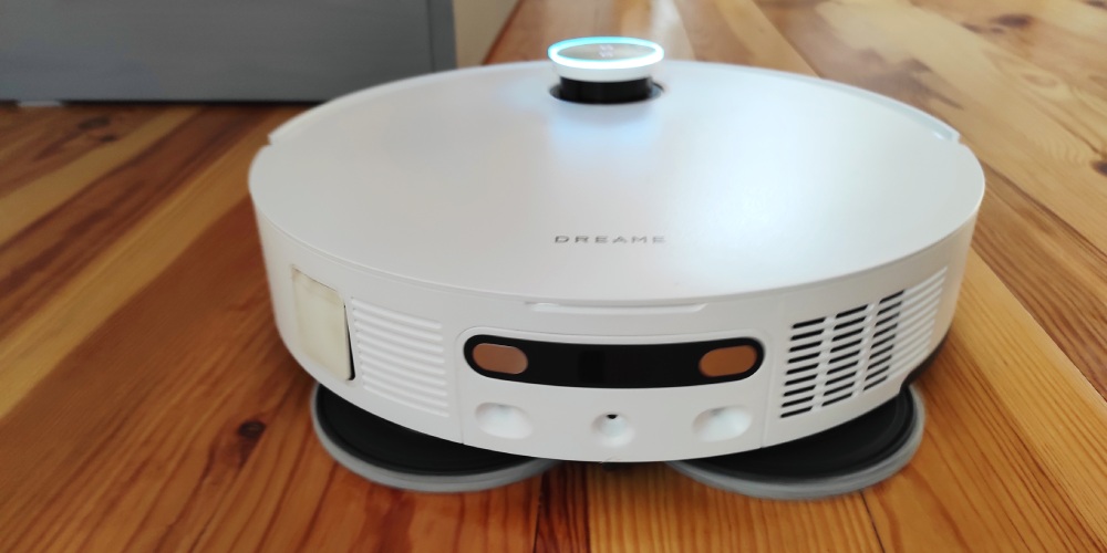 test robota Dreame X50 Ultra Complete robot jedzie blisko mebli