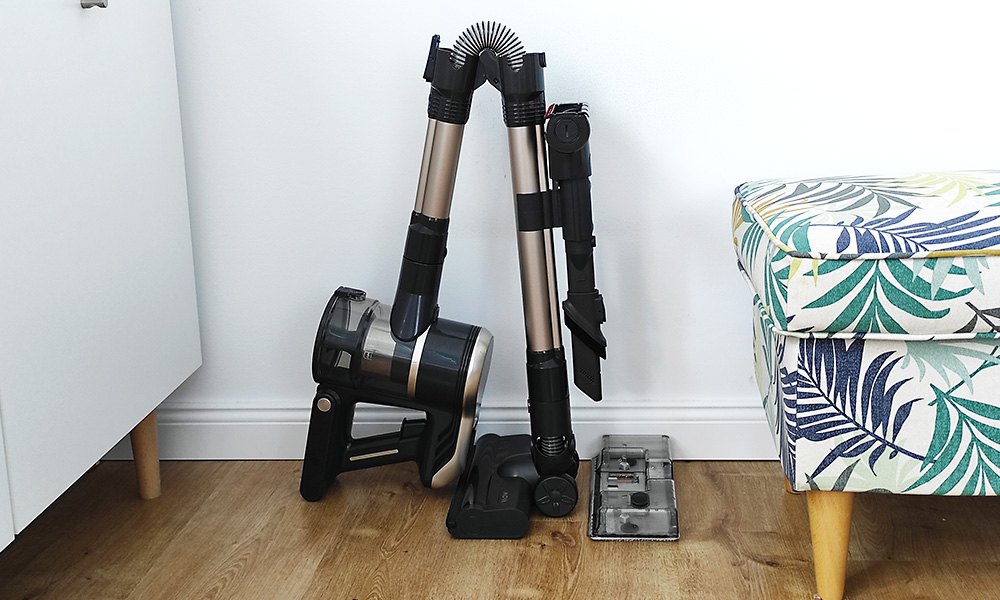 Test odkurzacza Mova S2 Detect - przechowywanie odkurzacza z złożoną w pół rurą