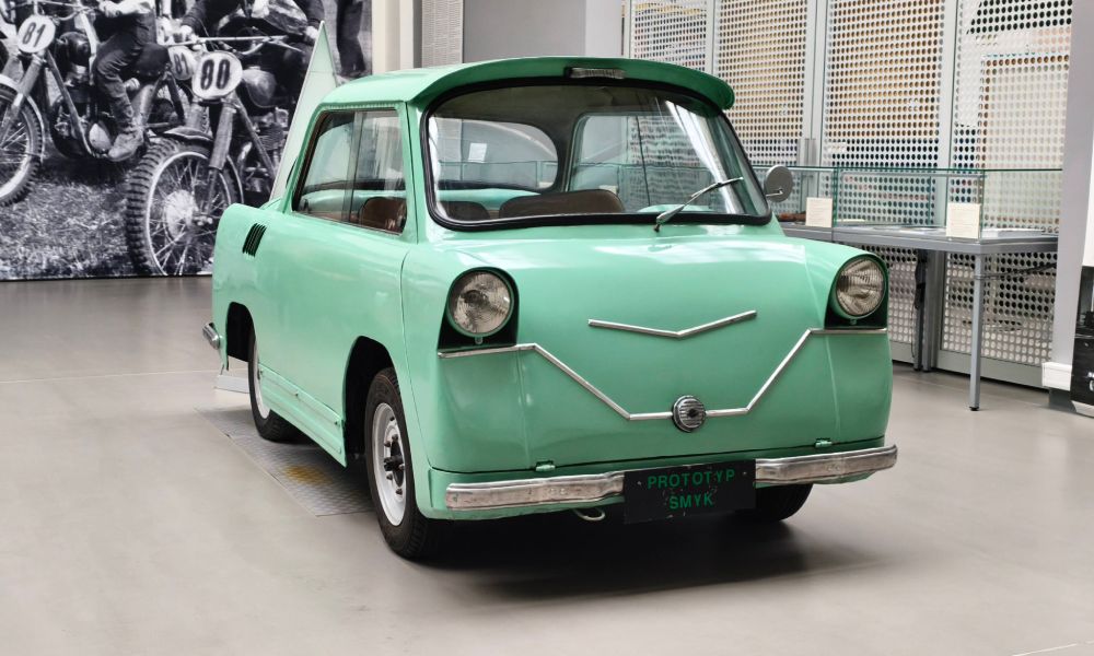 prototyp samochodu z lat siedemdziesiątych "Smyk" w kolorze miętowym