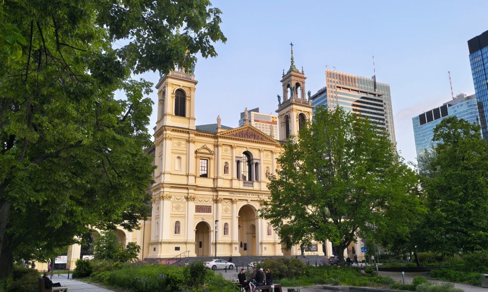 kościół w Warszawie przed zachodzącym słońcem